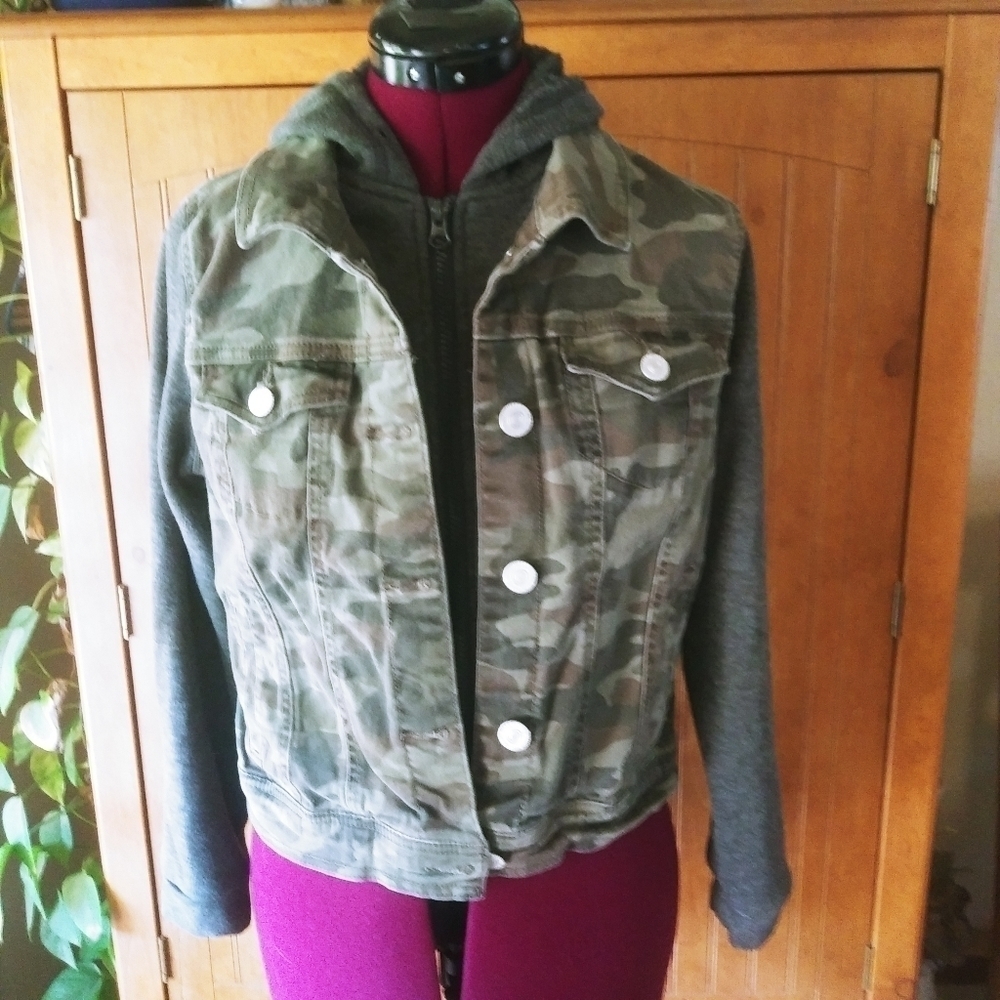 WALLFLOWER Camoflauge Hoodie Jacket.